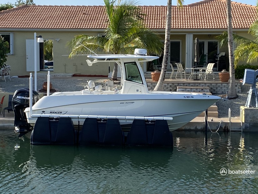 rent-a-boston-whaler-250-outrage-hardtop-w-2-200cxl-dts-in-cudjoe-key